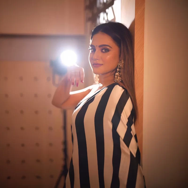 Black & White Striped Satin Silk Saree_3 Black & White Striped Satin Silk Saree